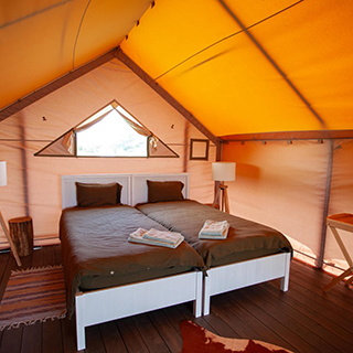«Монплезир» – тёплая палатка с мягкими кроватями, необходимой мебелью, электрическим отоплением и личной террасой с видом на поле и лес