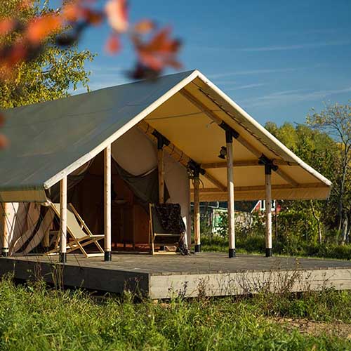 «Монплезир» – тёплая палатка с мягкими кроватями, необходимой мебелью, электрическим отоплением и личной террасой с видом на поле и лес
